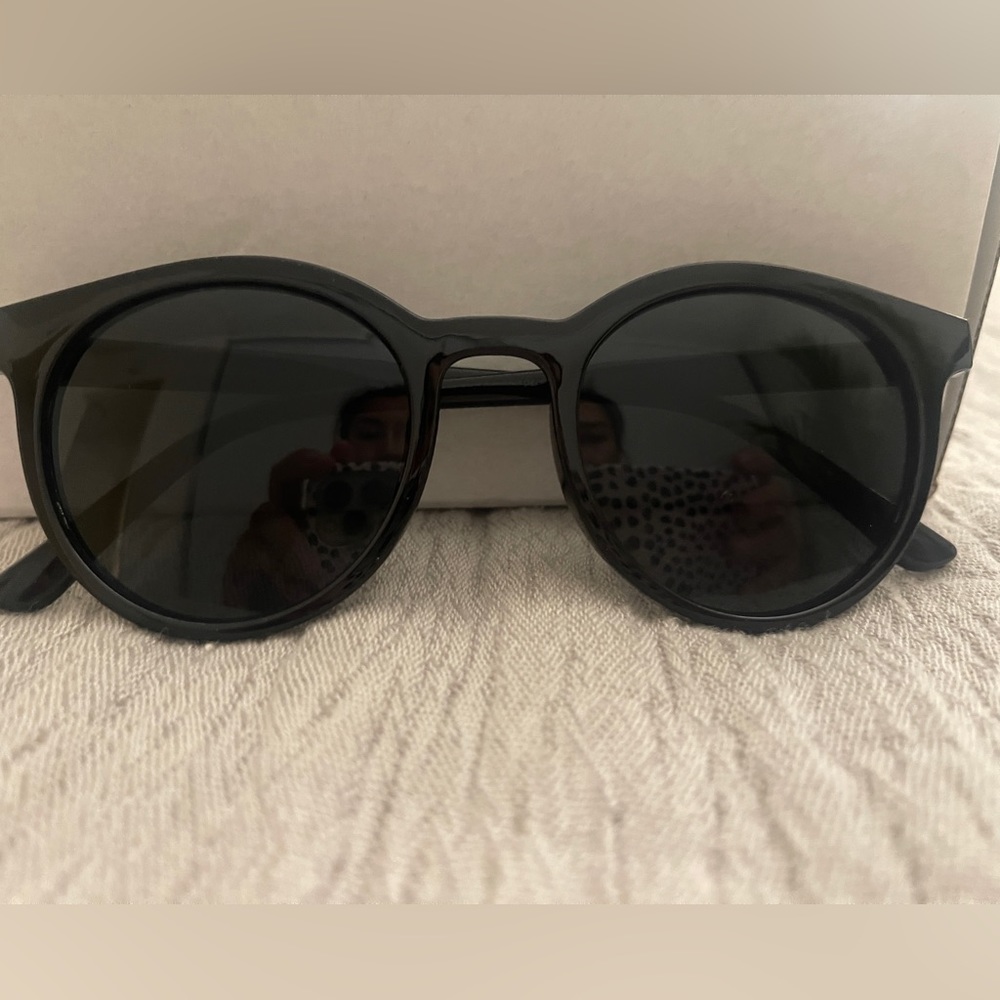 Black round sunglasses (brand new, no brand)